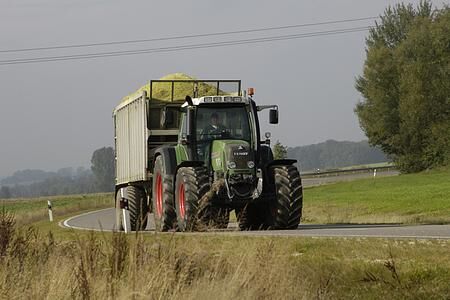 Ratgeber: Vorsicht in der Erntezeit - Wenn der Bauer für Glatteis sorgt Ratgeber: Vorsicht in der Erntezeit - Wenn der Bauer für Glatteis sorgt