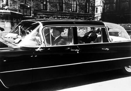 Präsident John F. Kennedy in seiner hier ungepanzerten Staatslimousine
