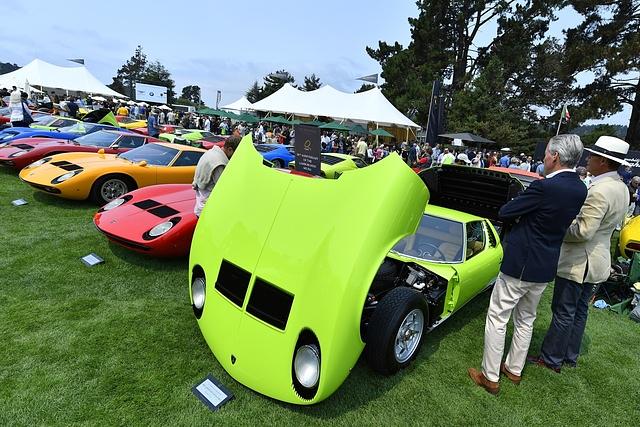 Einmal im Jahr geben hier nicht die Pensionisten den Ton an, sondern die Petrolheads und feiern rund um den Concours d’Elegance die größte PS-Party der Welt