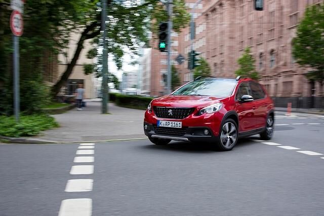 Entsprechend fährt er sich handlich wie ein Kleinwagen, wozu die leichtgängige Lenkung und auch das für Peugeot typische kleine Lenkrad beitragen