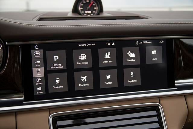 Die Mittelkonsole dominiert das neue Touch-Screen-Infotainmentsystem mit zeitgemäßer Kacheloptik