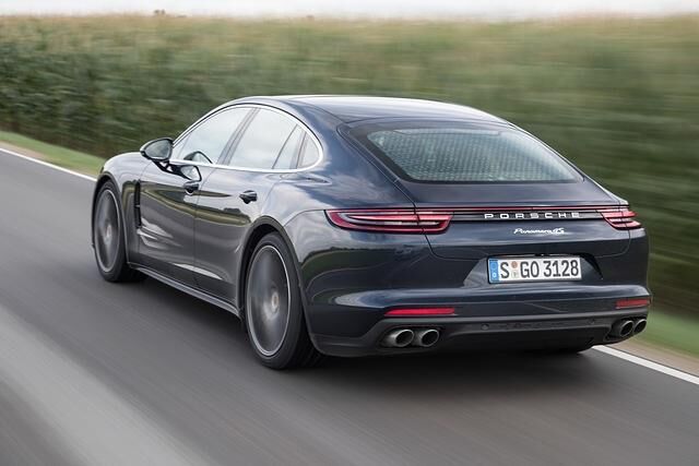 Der 404 kW/550 PS starke V8-Turbo  verweist mit einer Sprintzeit von 3,6 Sekunden und Maximal-Tempo 306 unter anderem das S-Klasse Top-Modell aus Affalterbach auf die Plätze