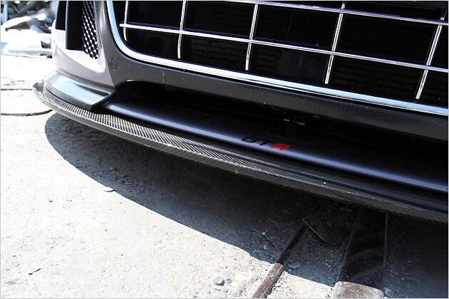 Unterhalb der Frontschürze schmückt eine Spoilerlippe des Gesicht des Tuning-R8