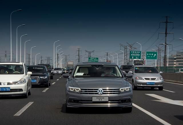 Genauso groß wie der Phaeton und innen dank des längeren Radstands von 3,01 Metern sogar ein wenig geräumiger