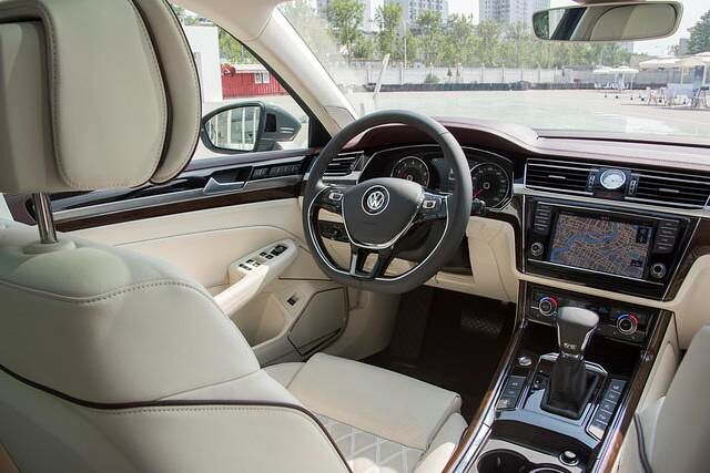 Das Cockpit ist im bekannten VW-Layout gehalten
