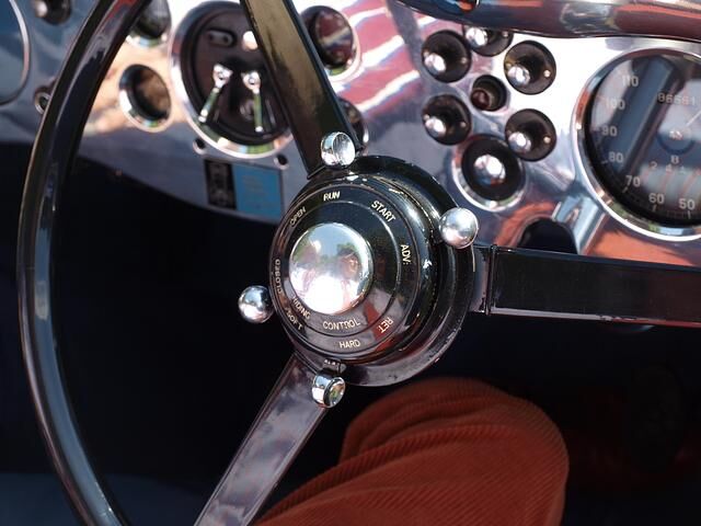 Dieser Bentley 4 ¼ Litre von 1937 ist mit einer „Ride Control“ ausgestattet, der Fahrer hat per Hebel am Lenkrad die Wahl zwischen „hard“ und „soft“