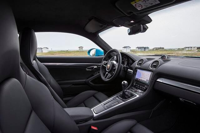 Die neue, knöpfchenreduzierte Mittelkonsole mit Unter-Glas-Tasten bekommt erst der Panamera, im Cayman dominiert noch die Schalterflut, und auch reichlich Hartplastik findet sich