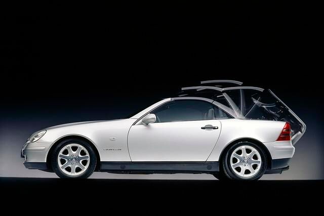 Das automatische Variodach des gefeierten Mercedes SLK beeindruckte die Passanten 