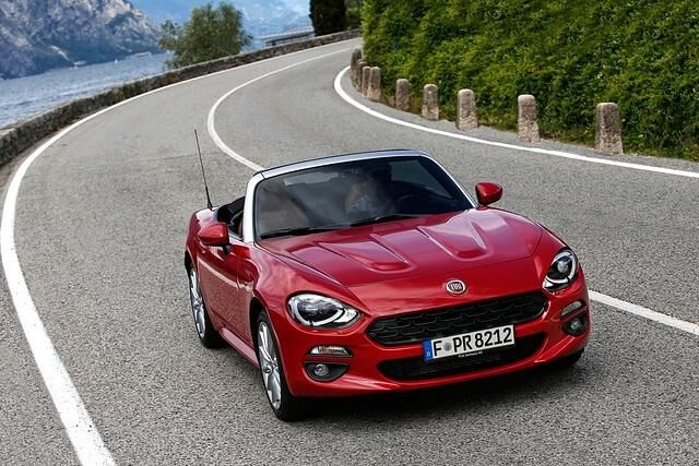 Statt japanischem Look gibt es Reminiszenzen an den erfolgreichen Fiat 124 Sport Spider aus dem Jahr 1966
