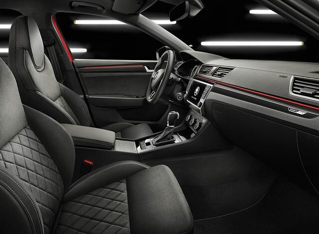 Auch der Innenraum des Skoda Superb Sportline präsentiert sich aufgewertet