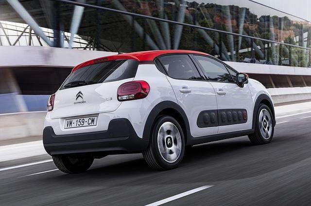 Dynamisch zwar, ohne aber mit sportlichen Ambitionen und Power zu prahlen, verkörpert er mehr den urbanen Abenteurer. Oder einfach pure Lebensfreude. Ein Auto mit Charakter.