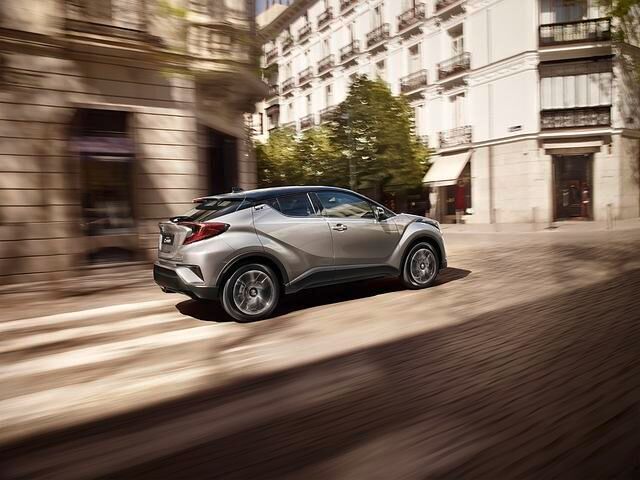 Technisch ist der neue C-HR schnell erklärt. Der Antrieb wurde weitgehend vom Hybrid-Modell Prius übernommen