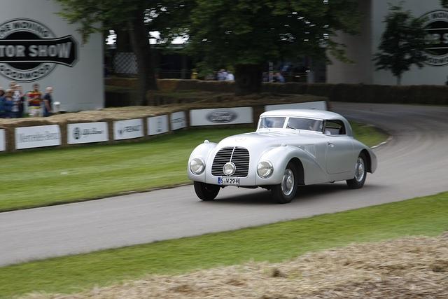 Beim Festival of Speed brausen auch Vorkriegsveteranen die 1,16 Meilen lange Bergstrecke direkt vor dem Goodwoodhouse hoch