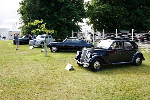 Gerade hier in Goodwood, einer Art Ascot für Autos, ist England vielleicht noch ein bisschen britischer als sonst