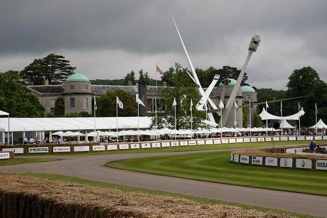 Zwischen Gutshaus, Golfplatz und Flugschule trifft sich seit den 90ern zweimal jährlich alles was Rang, Namen und vor allem Geld hat