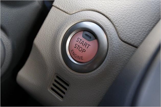 Verfügt das Fahrzeug über das schlüssellose Zugangssystem, wird der Motor über einen Knopf gestartet
