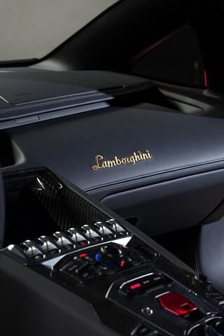 Im Innenraum des Aventador Miura Homage gibt es zudem besondere Stickereien