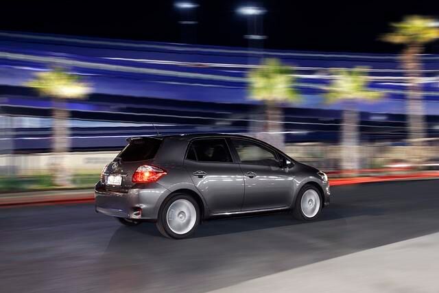 Der 4,22 Meter lange Toyota Auris bietet ein für das Kompaktsegment üppiges Platzangebot