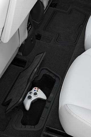 Im Fond finden sich im Fahrzeugboden des Peugeot 5008 noch praktische Fächer, in denen Kinder zum Beispiel ihr Spielzeug verstauen können