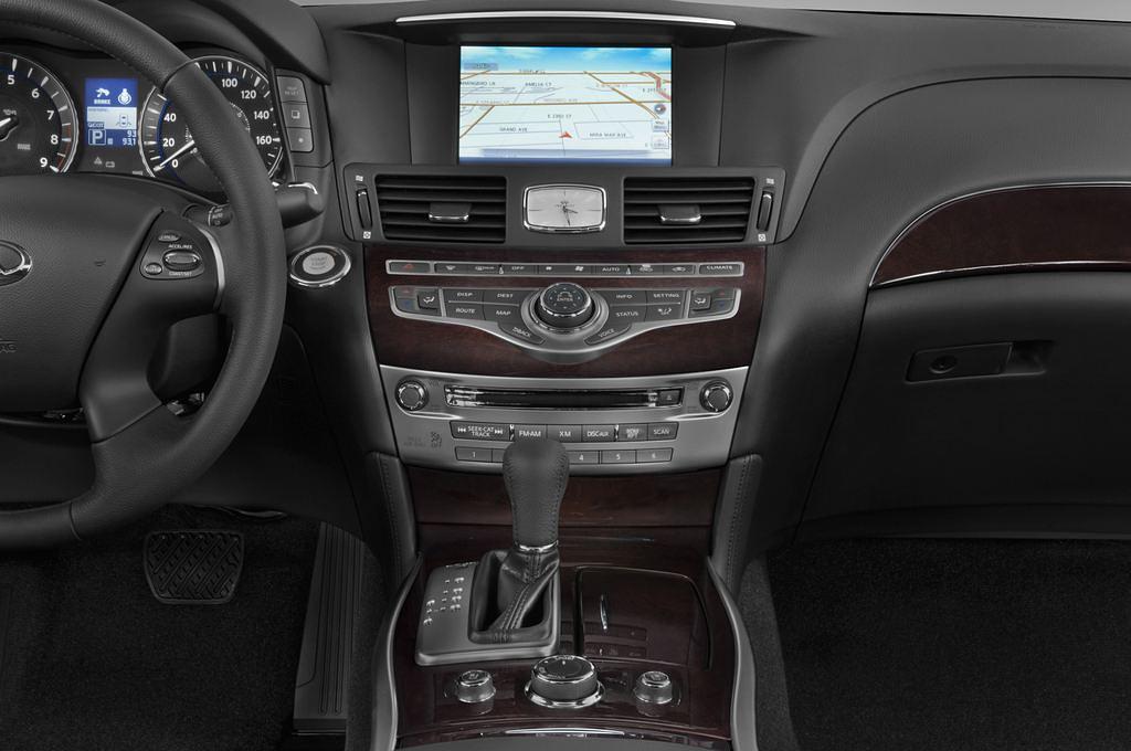 Infiniti M (Baujahr 2011) S 4 Türen Mittelkonsole