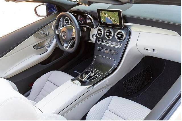 Im Innenraum des Mercedes C-Klasse Cabrios geht es gediegen zu