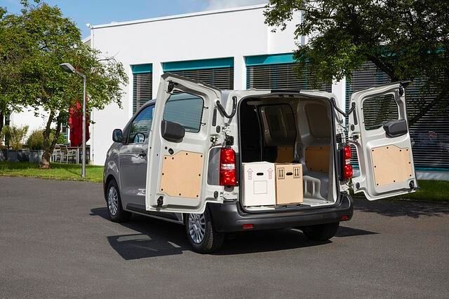Der Proace Compact ist die kürzeste Variante und mit einer Tonne Zuladung, 5,1 Kubikmeter Ladevolumen und 11,3 Metern Wendekreis als kompakter Stadttransporter gedacht