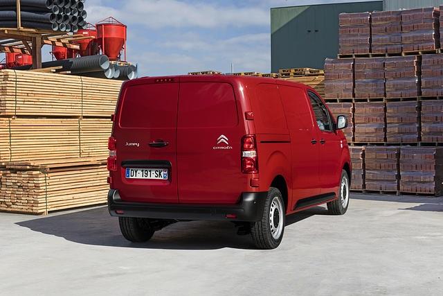 Jumpy (Foto) und Peugeot Expert sind als Kasten, Doppelkabine, Kombi oder reine Plattform und zu Preisen ab 22.990 Euro netto (27.358 Euro brutto) erhältlich