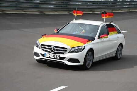 Fußball-Fanartikel im Test - EM am Auto