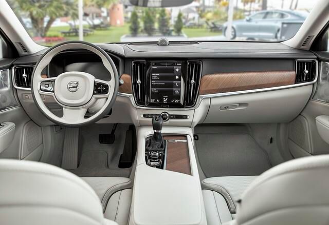 Das reduzierte und klare Design des V90 setzt sich auch im Innenraum fort. XC90-Fahrer dürften sich sofort zu Hause fühlen. Neueinsteigern könnte durchaus ein kleines „Wow“ über die Lippen gehen