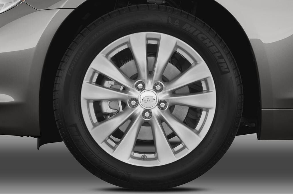 Infiniti M (Baujahr 2011) S 4 Türen Reifen und Felge