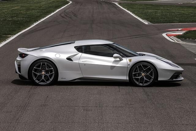 Zum Beispiel sorgen die schwarz lackierten A-Säulen im Stile des 1984 Ferrari GTO für einen „Visier“-Effekt bei den Scheiben, die optisch zu einer nahtlosen Glasfläche verschmelzen