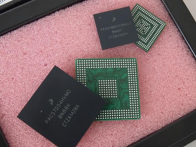 Solche Chips mit Hardware-Secure-Modulen (HSM) werden schon heute verbaut und könnten auch für den systematischen Schutz gegen Tacho-Betrug eingesetzt werden