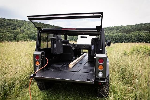 Da vorne kein Motor stört, lassen sich auch besonders lange Gegenstände in den Bollinger B1 einladen