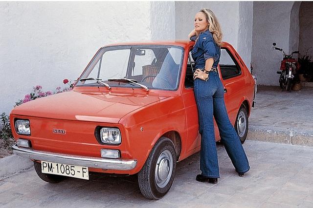 Der Seat 133 (ab 1974) mit Filmstar Ursula Andress