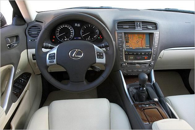 Übersichtliches IS-Cockpit, aber etwas überfrachtete Mittelkonsole