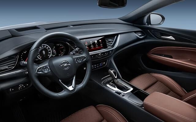 Aufgeräumt und wohnlich präsentiert sich der Arbeitsplaz im neuen Opel Insignia