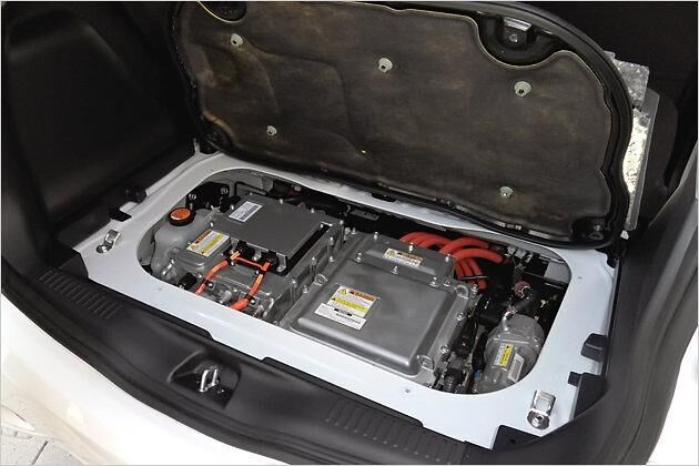Im Auto unter dem Ladeboden: Ladegerät, Elektromotor und der Inverter für 230-Volt-Strom