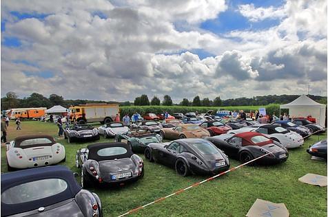 Rund 50 Fahrzeuge des Typs Wiesmann rollten nach Jüchen.