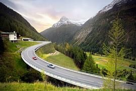 Auf der Felbertauernstraße über die Alpen - Sparroute mit Ausblick