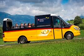 Cabrio-Bus in der Schweiz - Höhensonne auf dem gelben Wagen