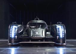 Audi R18 / Peugeot 90X - Ringkampf mit Löwen