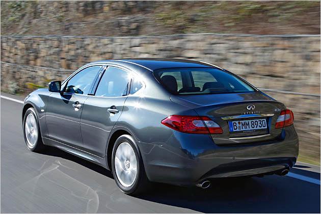 Der Infiniti M fällt durch seine rundliche Formgebung auf