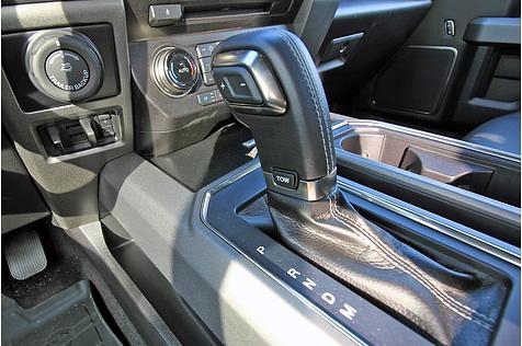 Im Ford F-150 Raptor ist alles riesig.