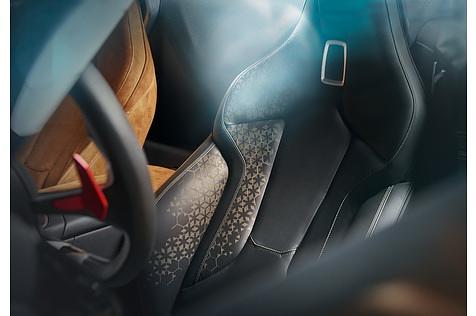 BMW Concept Z4 2017 - der Fahrersitz in schwarz - der Beifahrer in goldigem braun