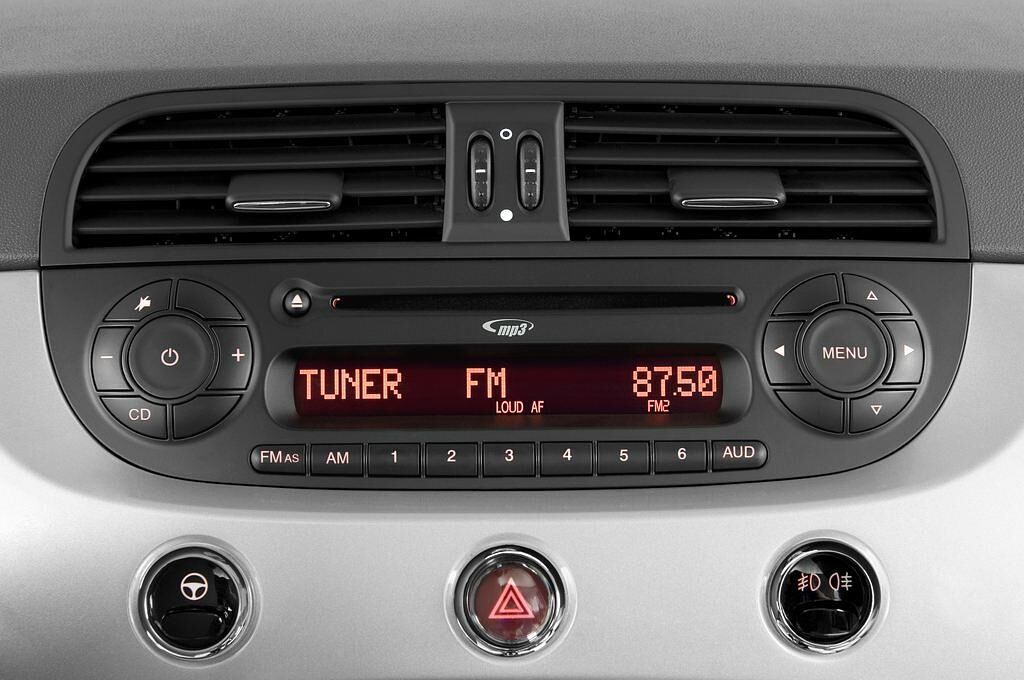 FIAT 500 (Baujahr 2010) Lounge 3 Türen Radio und Infotainmentsystem