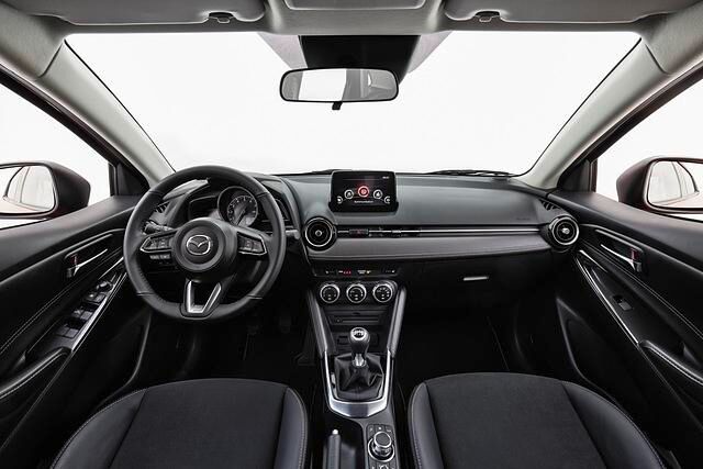 Der Mazda2 bietet einen schick gemachten Arbeitsplatz, an dem man sich gut zurechtfindet