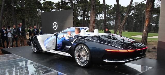 . Selbst ein Rolls-Royce Dawn wirkt irgendwie plump und popelig neben der ebenso filigranen wie faszinierenden Luxusyacht für die Straße