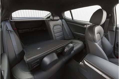 Die Rückbank des Kia Stinger GT4 AWD lässt sich umklappen