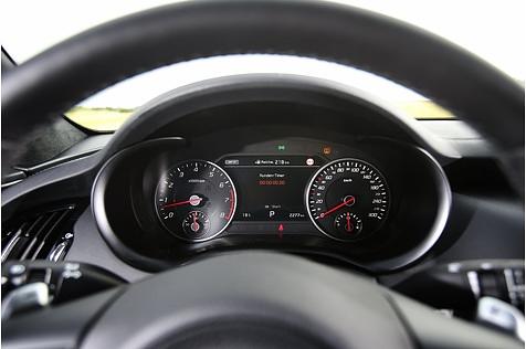 Kia Stinger GT4 AWD - die Instrumente wirken eher betagt