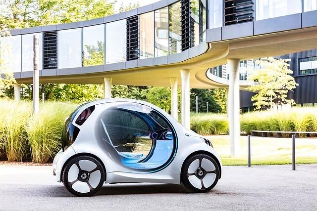 Wie heute kann der unverändert 2,69 Meter lange Fortwo nämlich zwei Personen mitnehmen